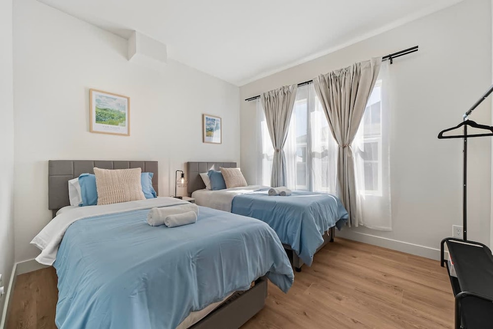 Massive 8BR Home in Hayward With AC Free Parking