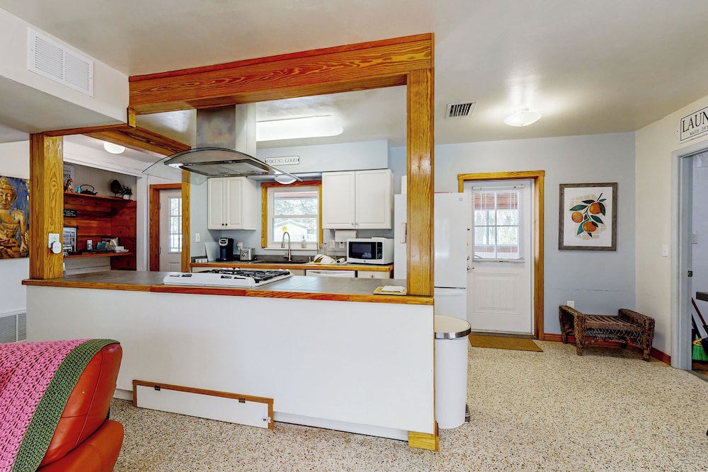 3BR Dog-friendly Home w/ Pool, Fireplace, W/d, A/C