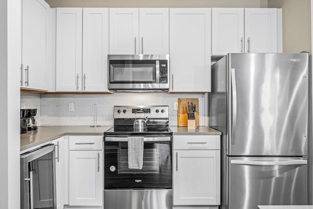 Monarch Apartments 15m to Parks, Pet Friendly, Free Parking by Heavenly Homes