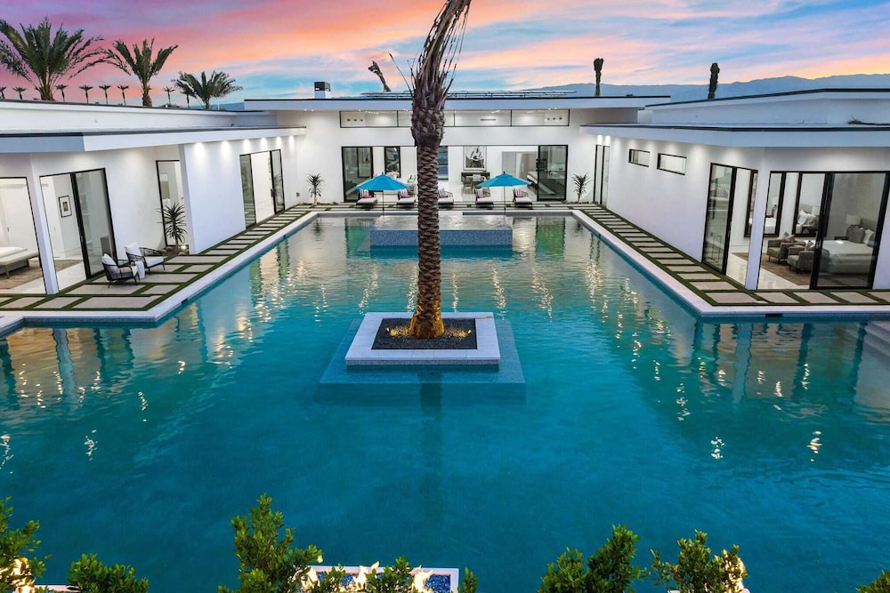 Sleeps 20 Spacious Retreat Pool & Hot Tub Retreat Bravo Villa #4 by Avantstay