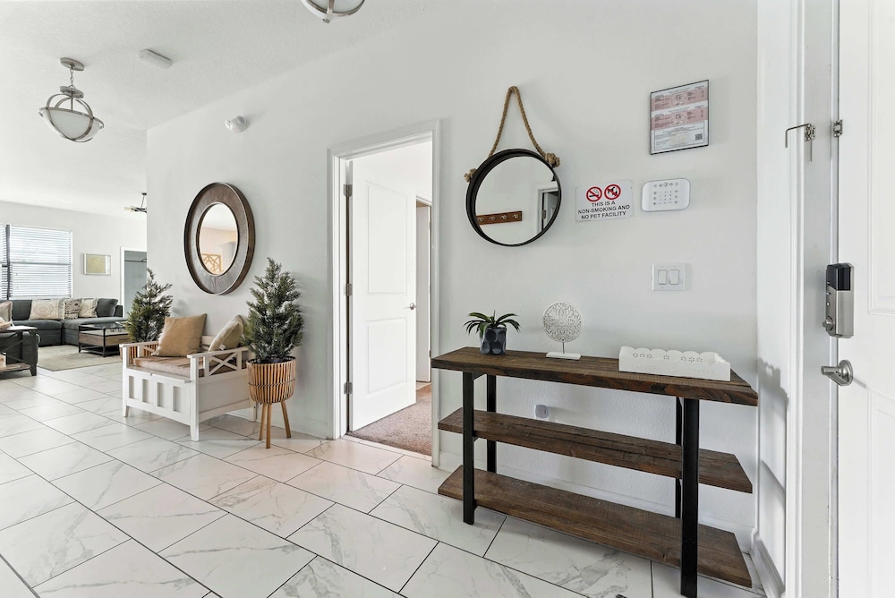 Luxury Decor 6BR at Storey Lake Sleeps 16