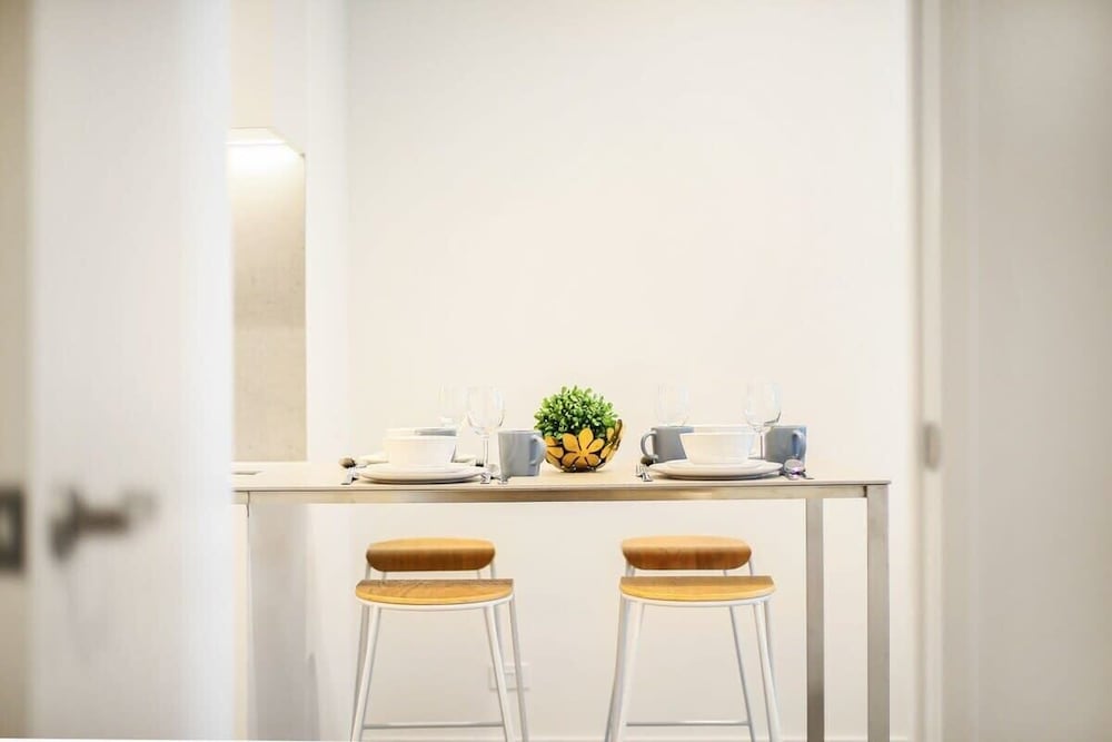 A Cozy & Chic Apt Near Crown Casino & Southgate Mall