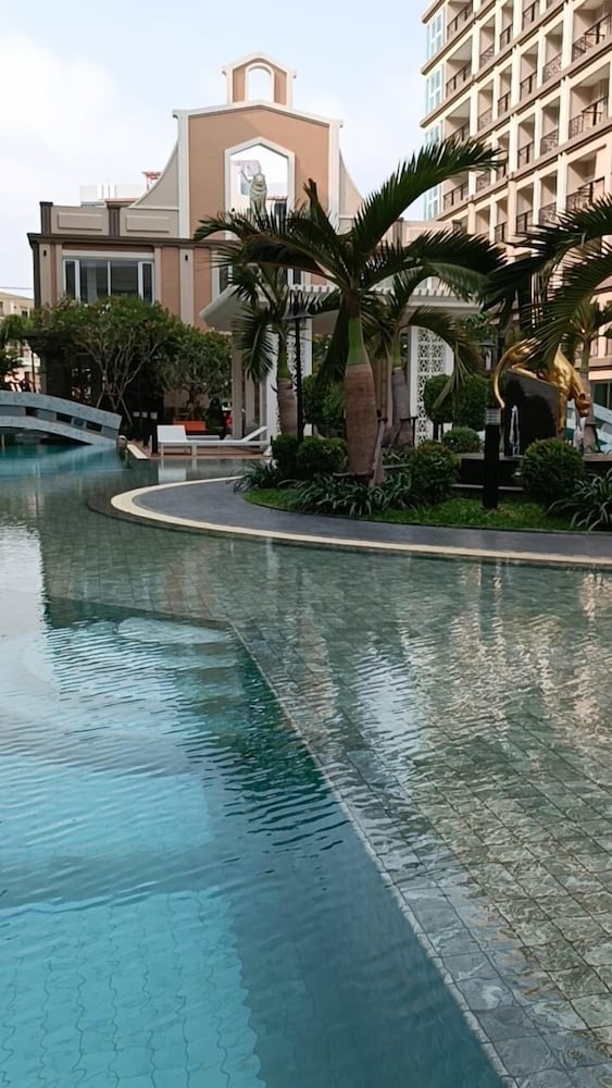 Dusit Grand Park 2