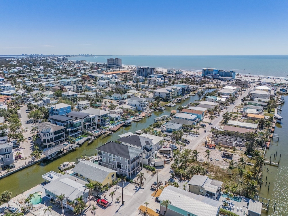 260 Coastal Luxe Retreat: 5bd/4.5ba, Pool & Spa, Water Views 5 Bedroom Home