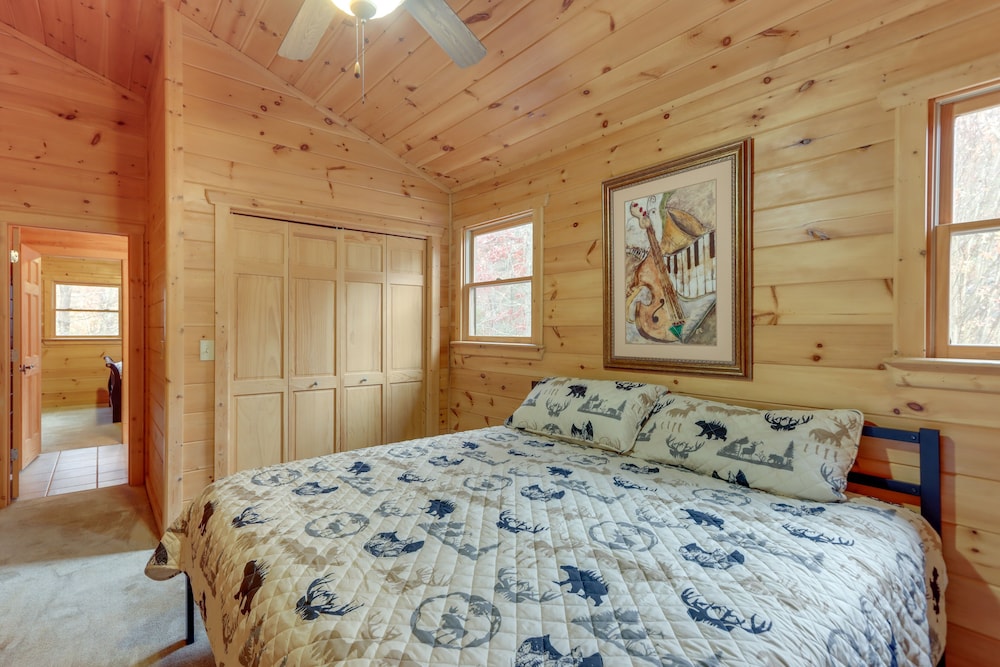 Blue Ridge Cabin w/ Hot Tub, 5 Mi to Downtown!