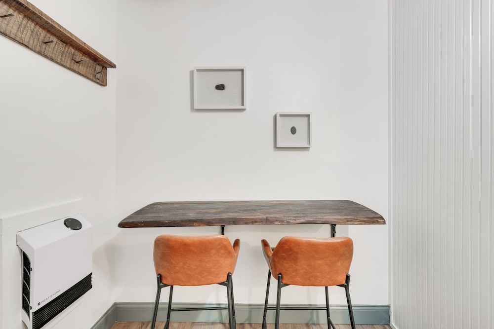 Modern, Dog-friendly Getaway on Cane River!