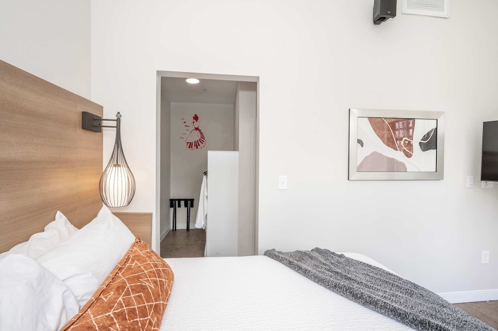 The 333 Suites 202 Stay for 6