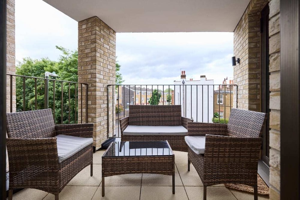 The South Wimbledon Escape - Lovely 3bdr With Balcony