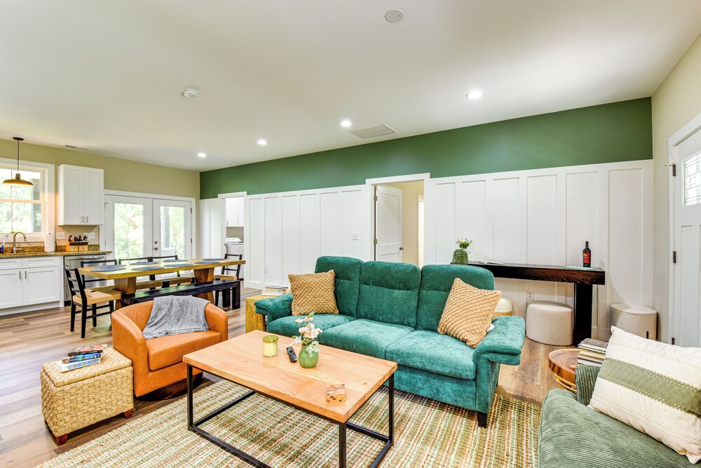 1 Mi to Lake Hartwell: Updated Retreat w/ Patio!