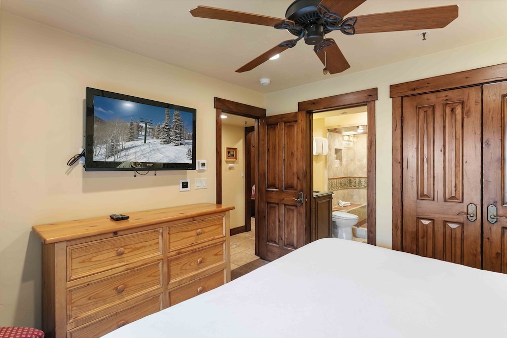 1617 - Six Bedroom plus Den Lakeside 6 Condo