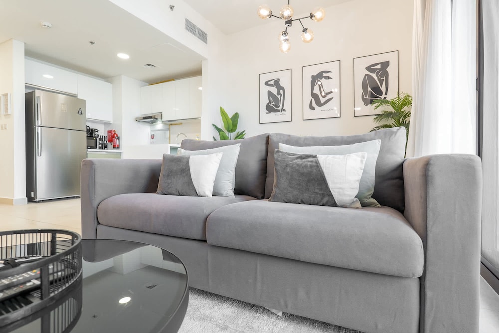 Stylish 1-bedroom Retreat With Pool in Vibrant Jumeirah Golf Estates