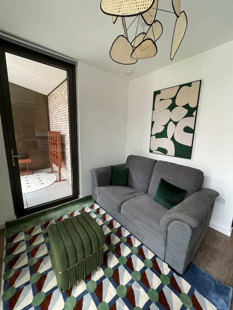 Sleek & Stylish 1BD Flat With Balcony - Old Street