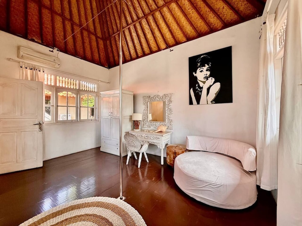 Villa White Orchid