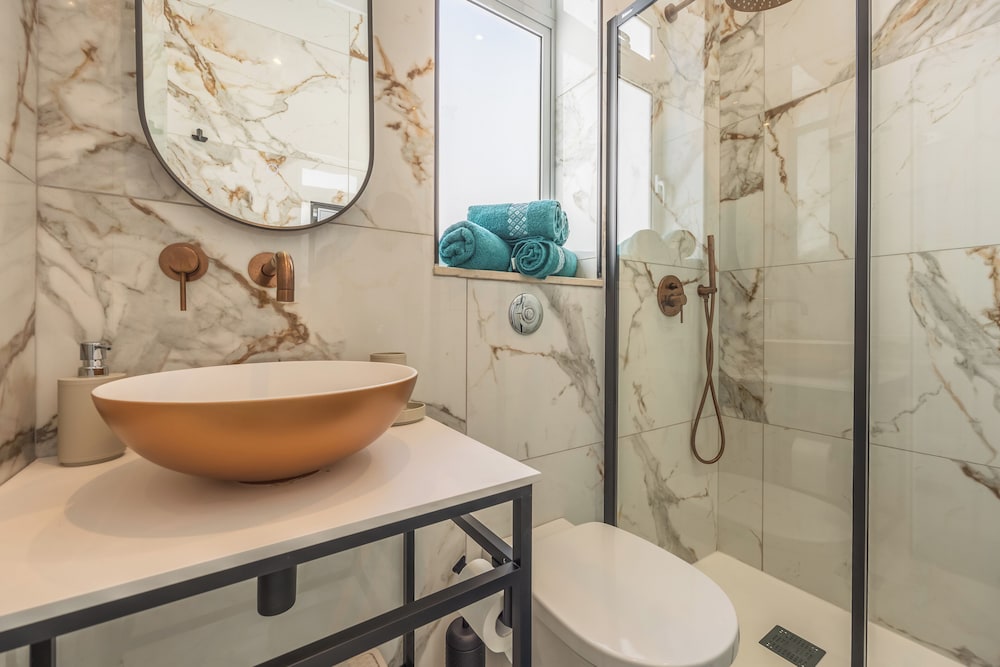 1 BR Penthouse for Couples & Families