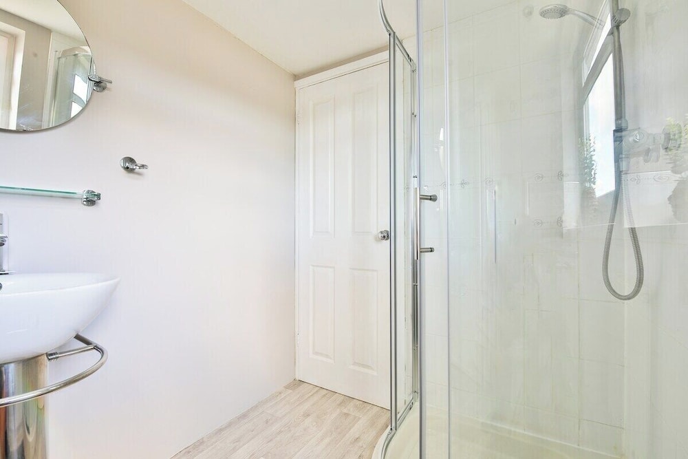 Spacious 3 Bed Home With Pool Table