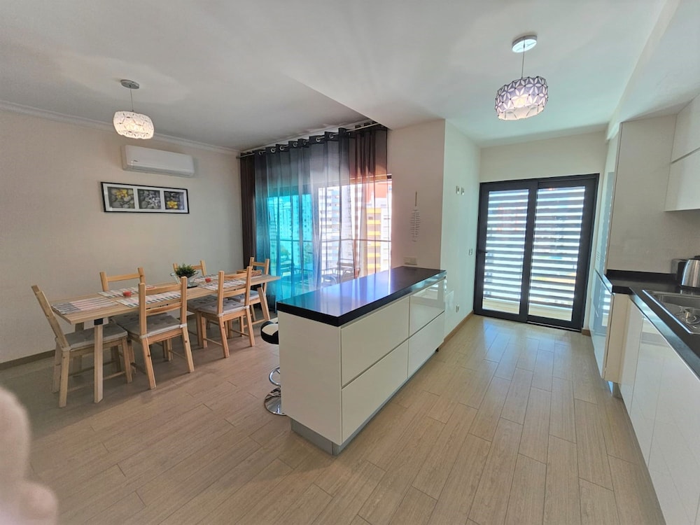 Rocha Prime Center Garage Flat