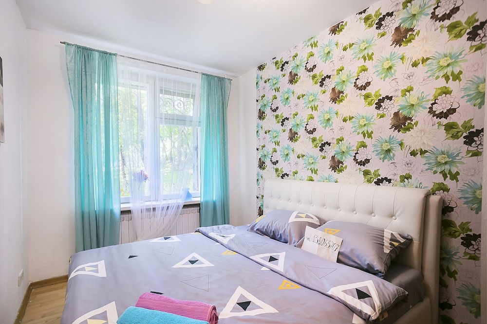 Apartment on Tryokhgorny Val 3 view 4