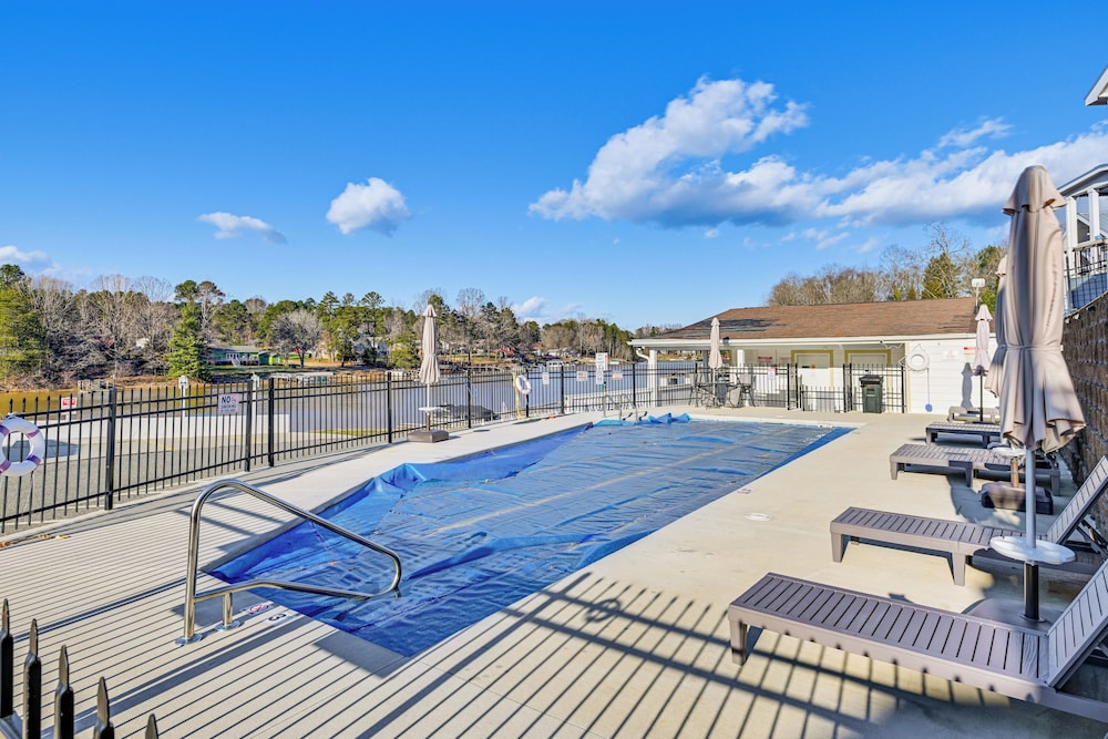 Waterfront Living & Resort Perks! Lake Norman Stay