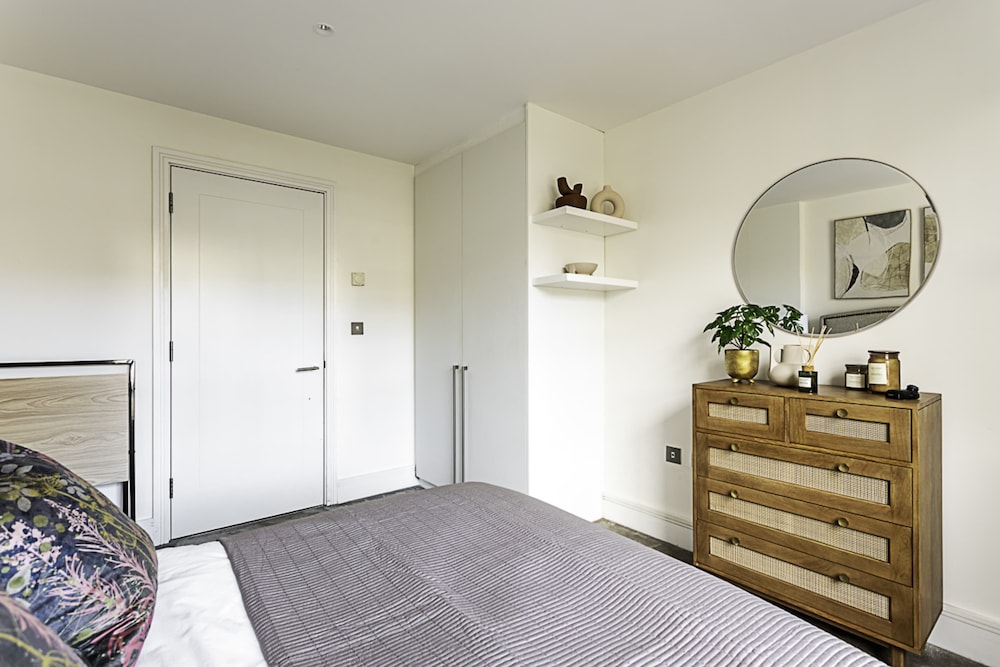 Tranquil Belsize Park Haven With Stunning Views view 3