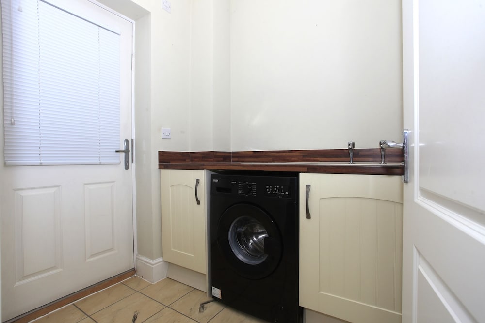 Beautiful 5 Bed Detached House - Sleeps 9 view 4