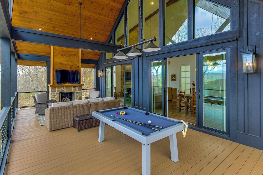 Deck & Mountain Views: 'black Chalet' in Glenville