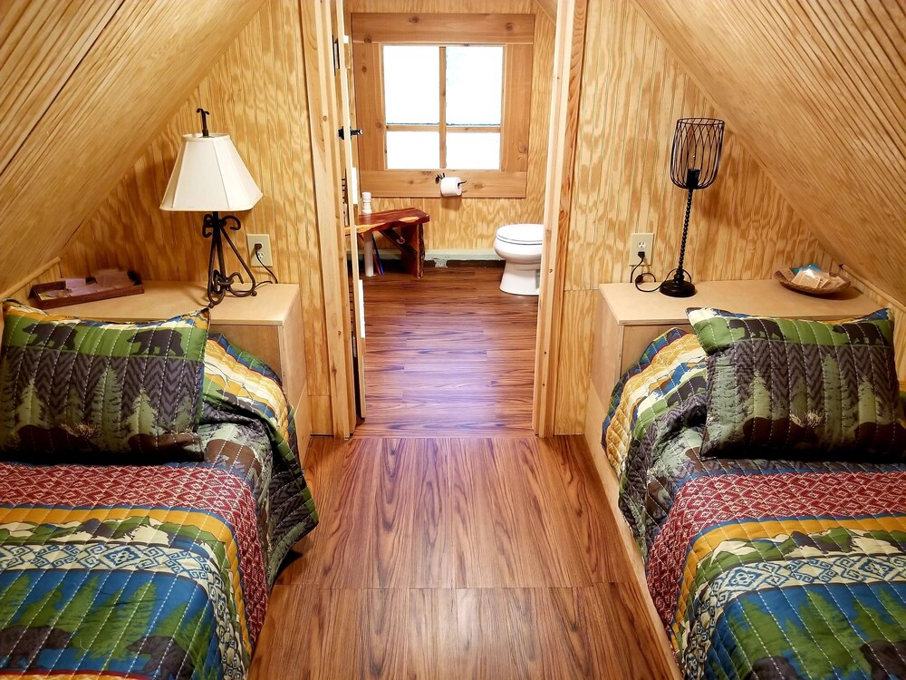 Bear Creek Lodge and Cabins in Helen Ga - Pet Friendly, River on Property, Walking Distance to downtown Helen