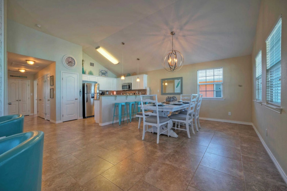 Sleeps 21, 2 Homes 2 Private Pools, Fire Pit, Swing Bar Walk to the Beach