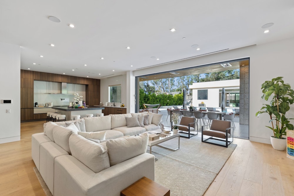 Melvin - Modern Contemporary Estate w/ Backyard + Pool & Spa