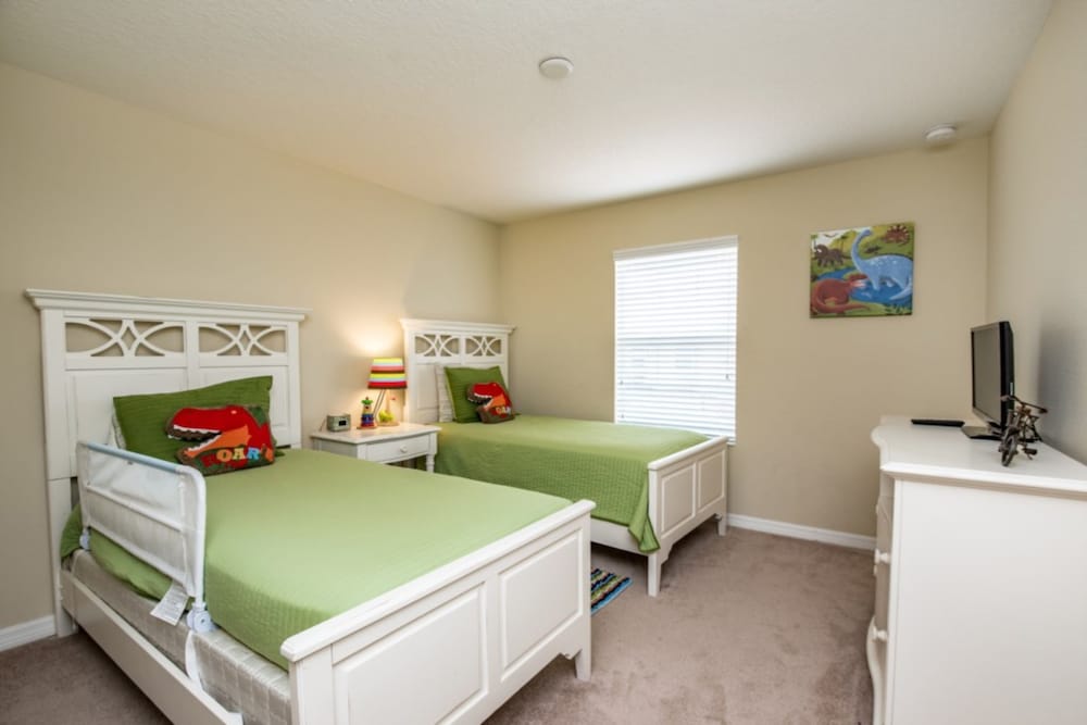 4 Bedroom 3 Bathroom Town Home With Pool view 5