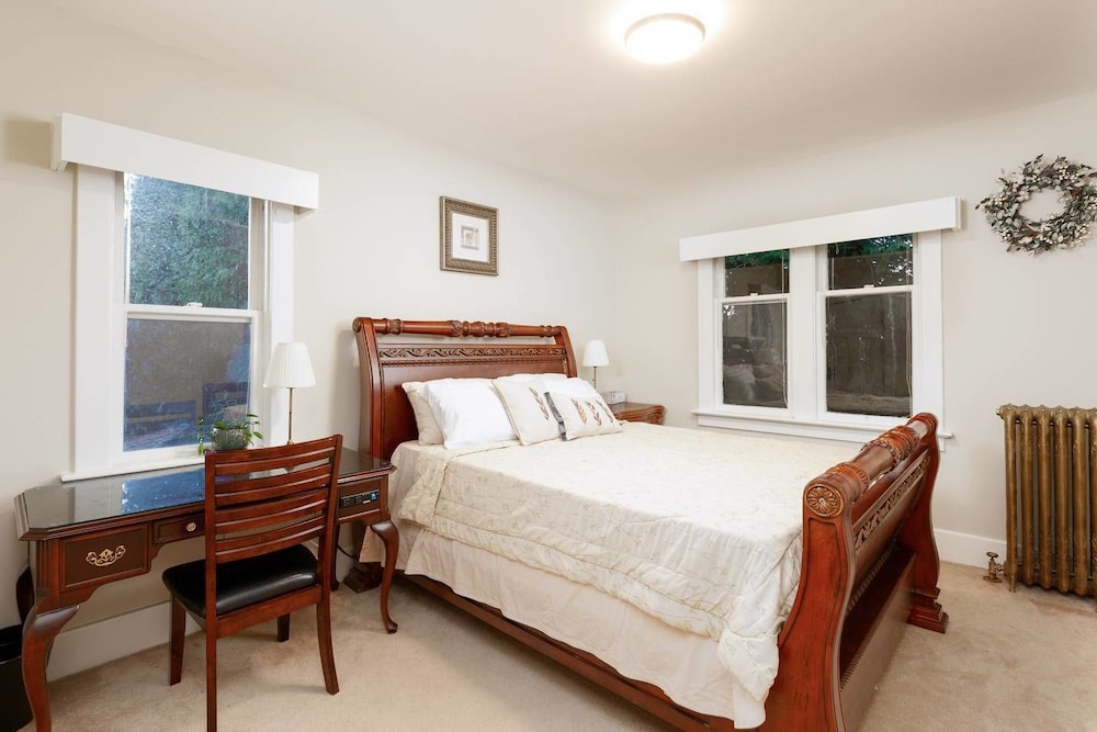 Vancouver Shaughnessy Cozy Heritage House view 5