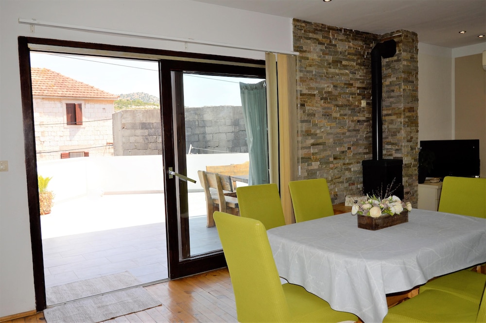 Coastal Apartment - Sleeps 6, Balcony & Parking view 4