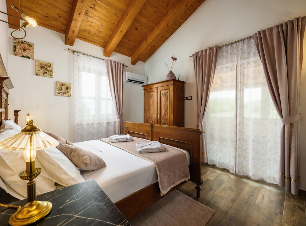 Villa in Srebrnici With Pool Near Marea Beach