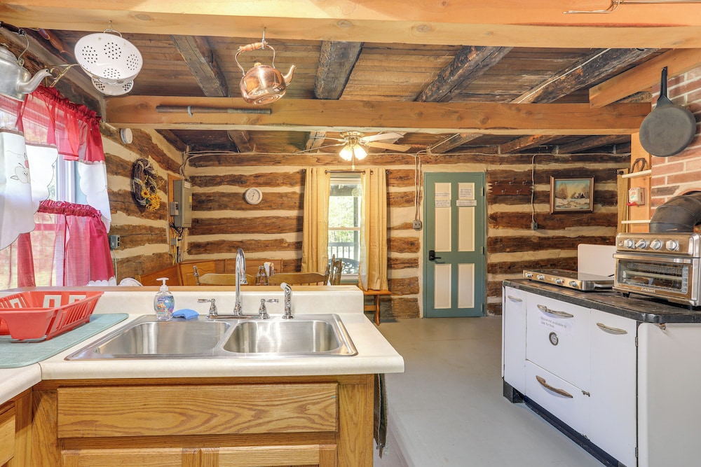 5 Mi to State Parks: Penfield Cabin w/ Fire Pit!