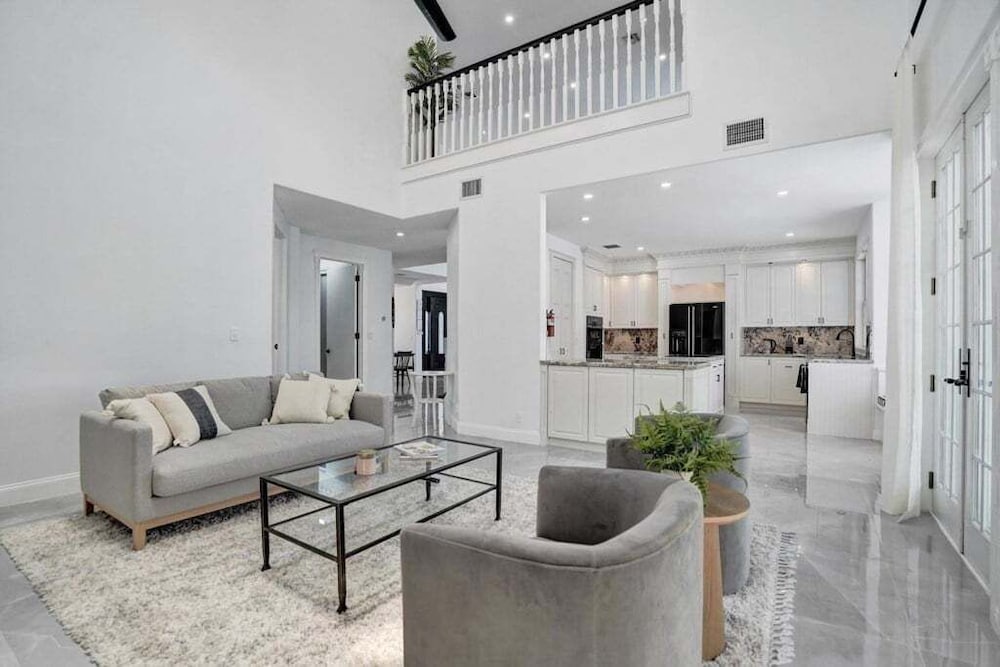 6br Elegant Hollywood Lakes Mansion W/ Pool & Spa 6 Bedroom Home