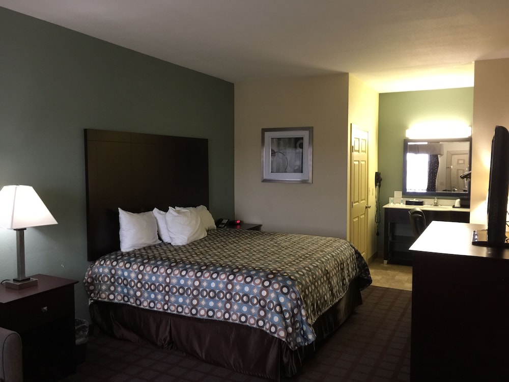 Pearsall Inn & Suites
