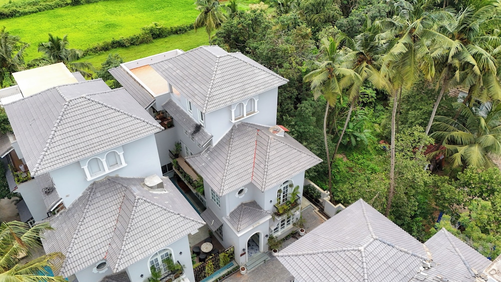 Esh Cottages Birch | Hillside 4-BHK Hideaway With Lush Garden, Common Pool, & Gaming Zone