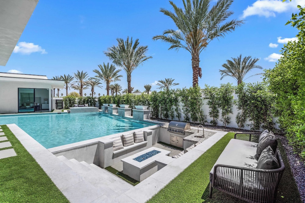Sleeps 20 Pool & Pickleball Villa Near Golf, Dining & Fun Bravo Villa #2 by Avantstay