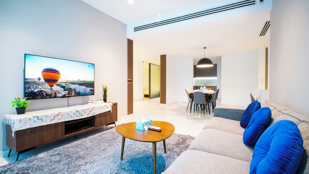 Moonway Luxury Suites At Eaton Residence