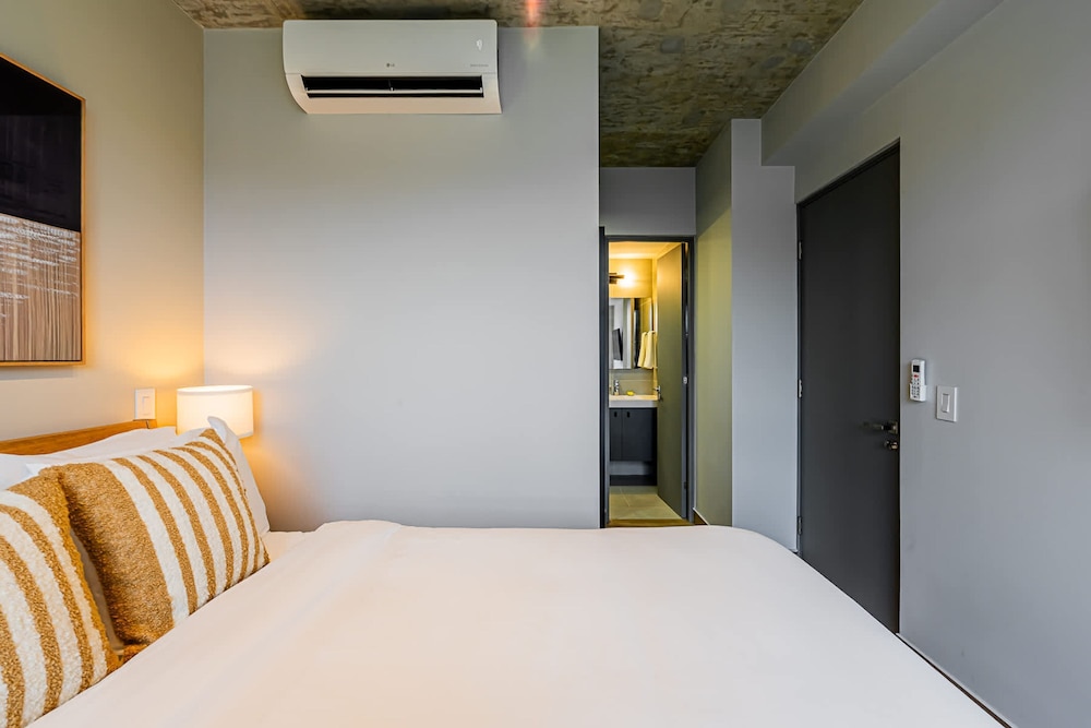 w Trendy 2BR w Balcony in the Heart of Centriqo