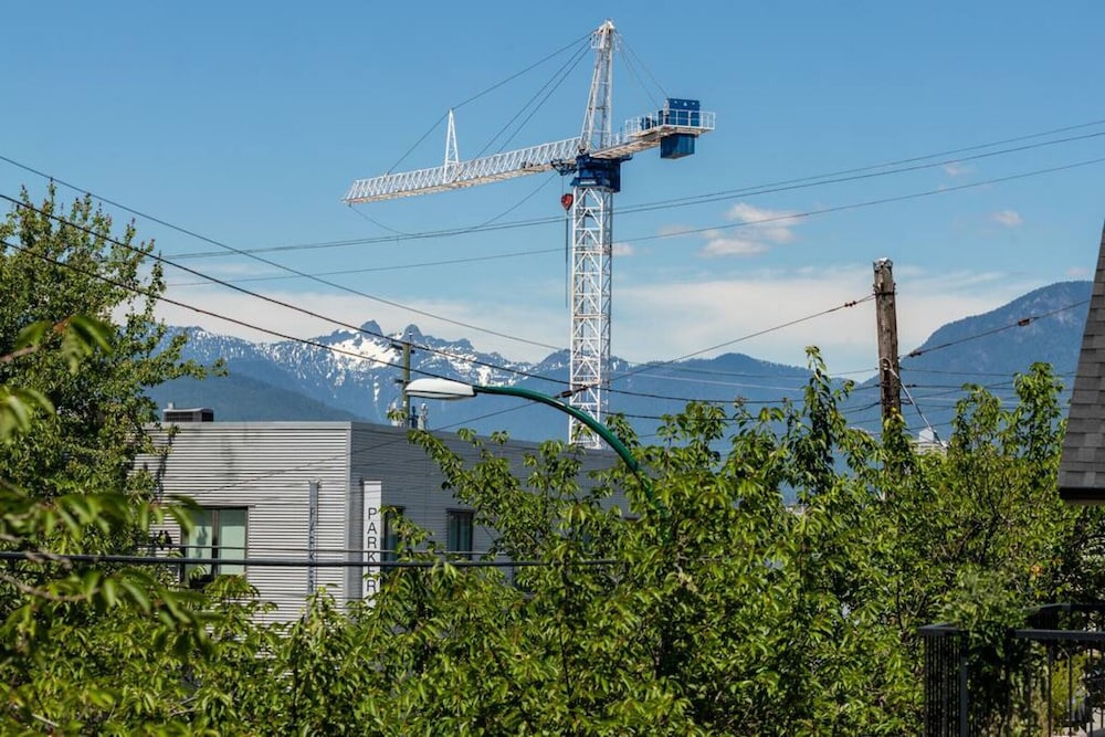 Commercial Drive New 3 Bdrm Home 2 Flex Rooms -5 min to Downtown 22km Seawall