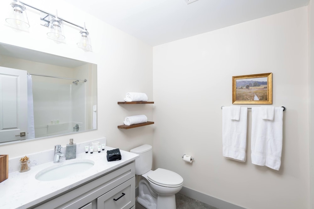 Brewery District Apartment Near Fiserv with Rooftop, Gym, and Parking