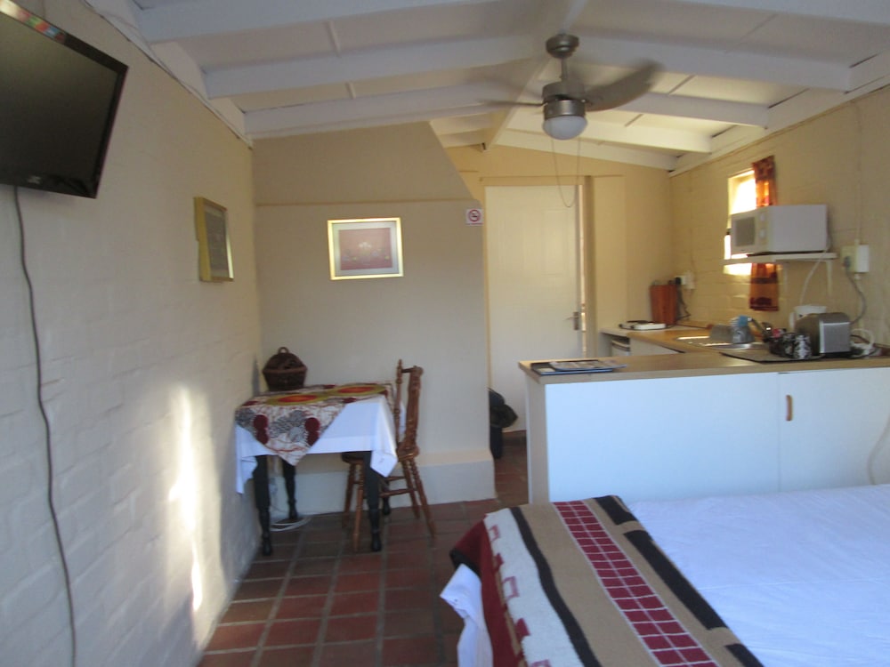 Inyathi Guest Lodge & Self Catering Chalets