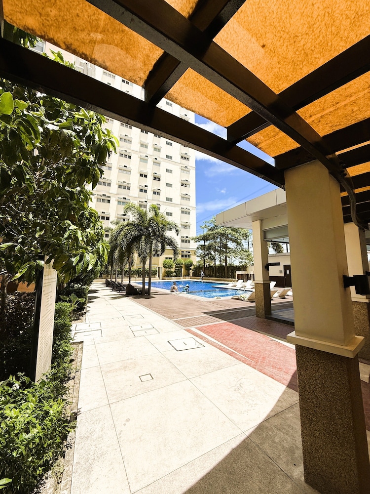 Holland Park Condominium
