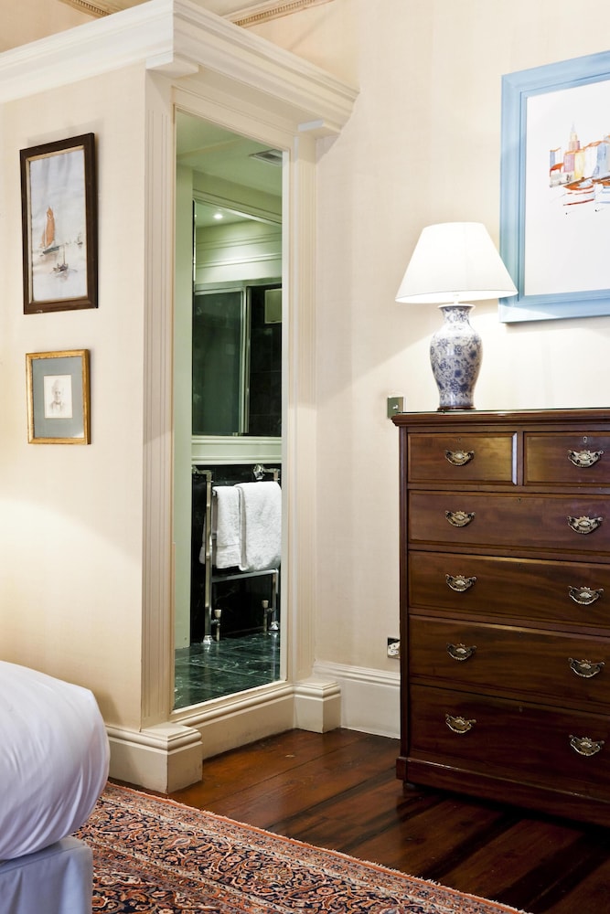 Gledhow Gardens by Onefinestay