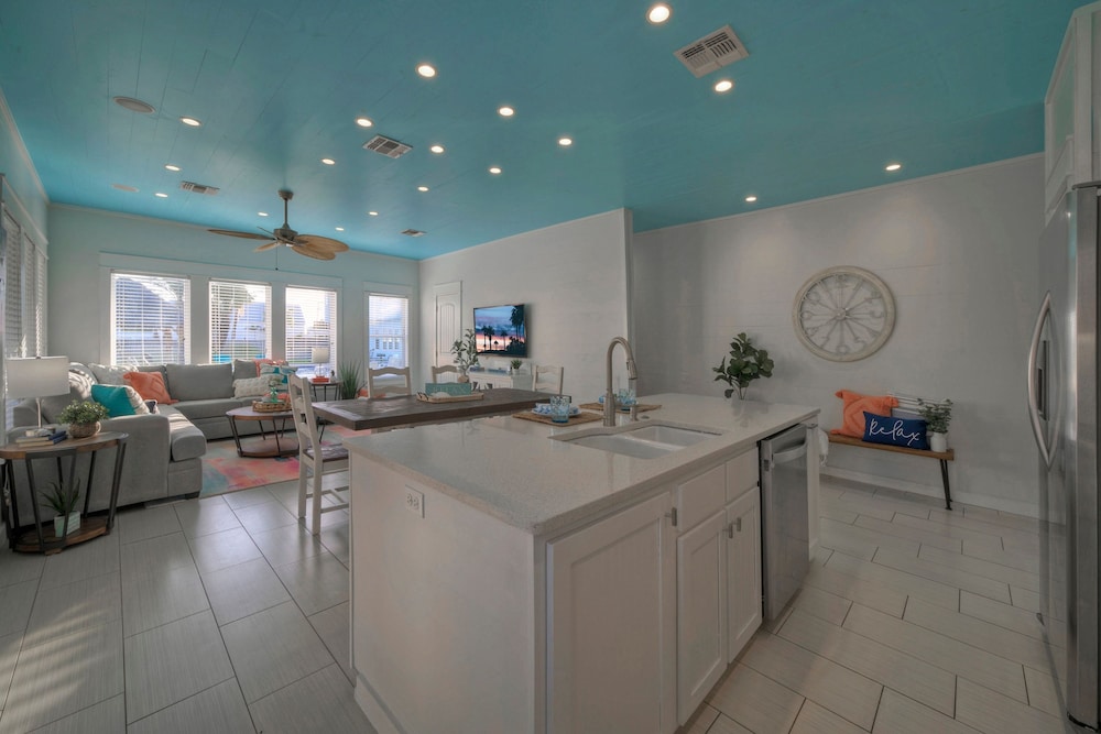 Seahorse Cove by Avantstay Pool Access by Beach