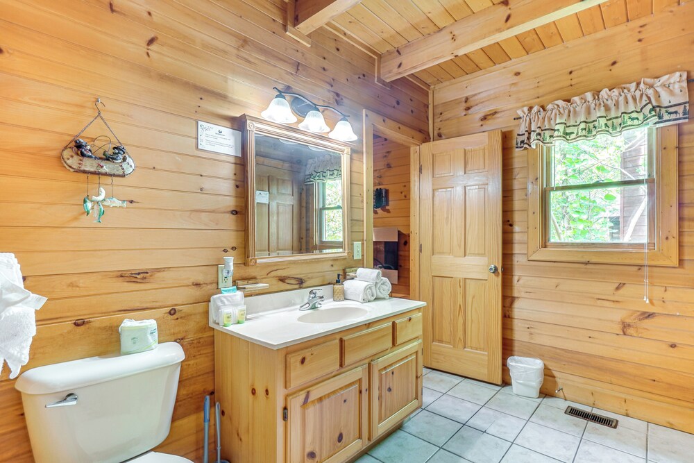 5 Mi to Gsmnp: Cabin w/ Hot Tub & Game Area