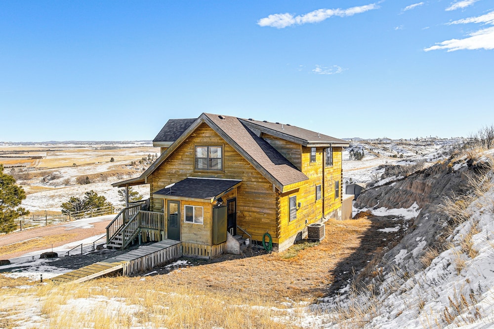 Pine Ridge Cabin on 62 Acres: Hot Tub & Views!