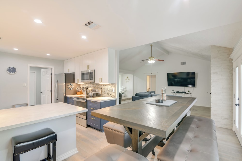 Golf & Get Outside - Family Home in Houston!