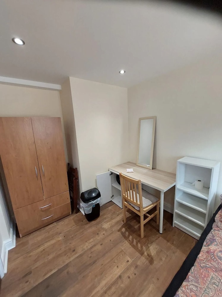 Spacious 3 Bedroom Apartment Near Camden With Balcony