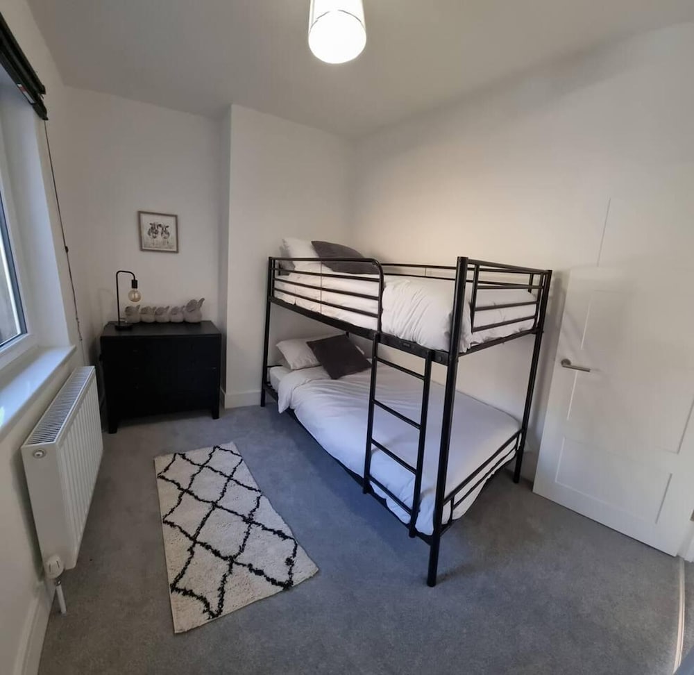 4 Bed Townhouse-sleeps 7-garden-pets-valley View view 2